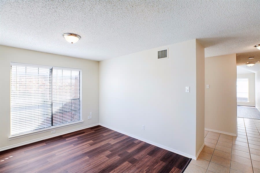 1340 Todd Dr photo 3