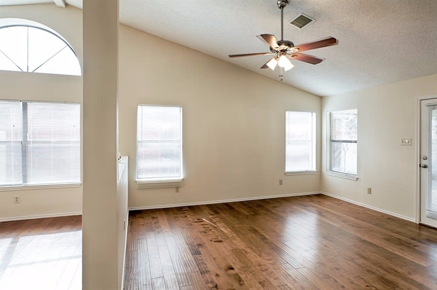 1504 Mountain Side Dr photo 3