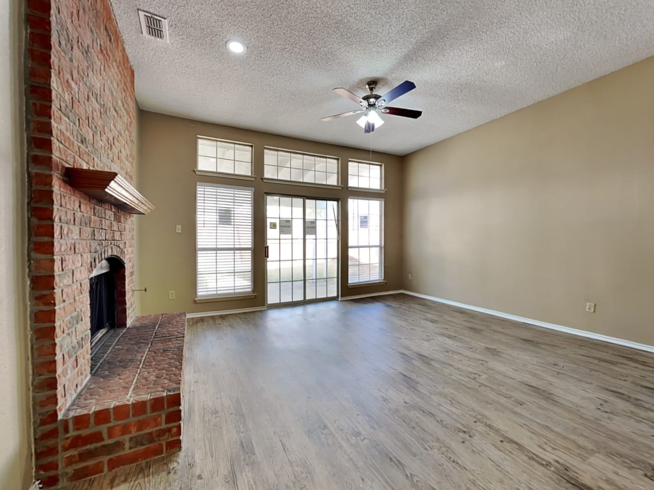 2060 Camelot Dr photo 5