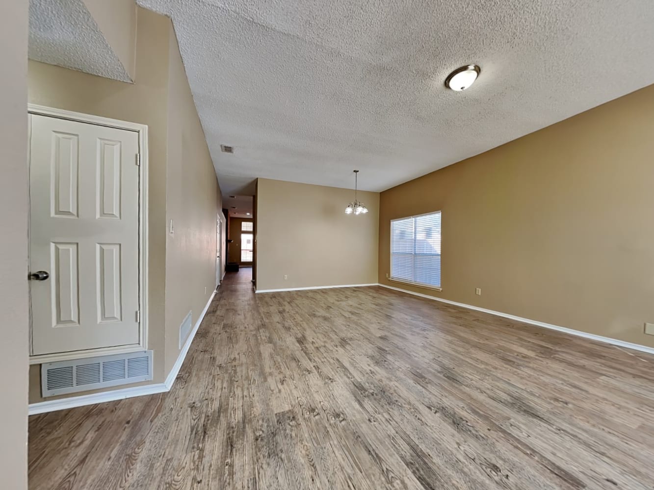 2060 Camelot Dr photo 4