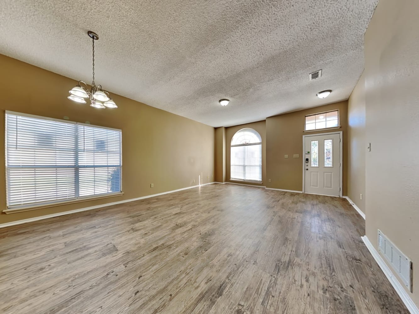 2060 Camelot Dr photo 3
