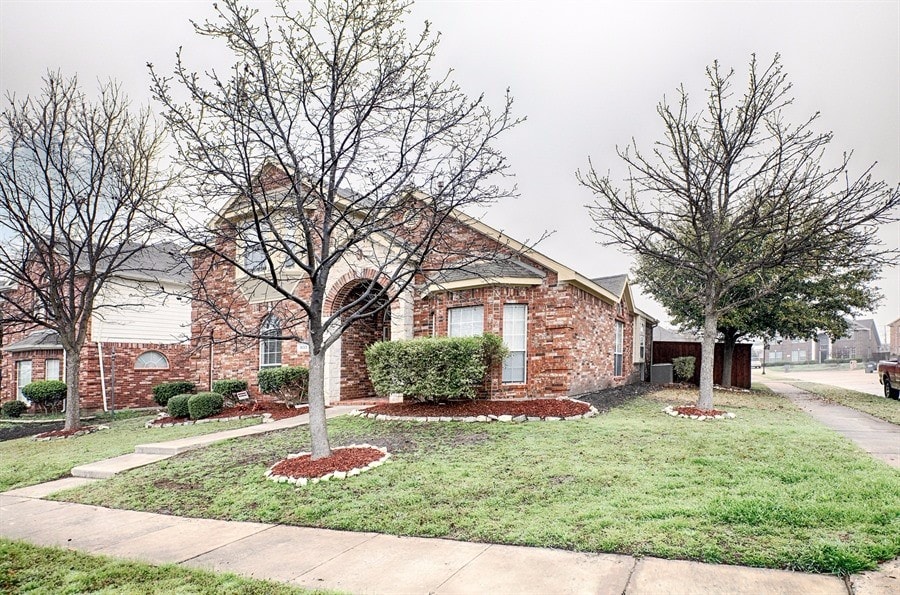 1833 Crabapple Ct photo 2