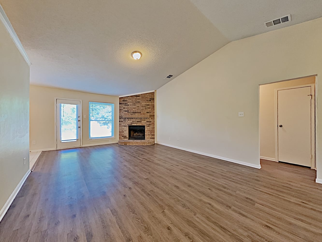 5345 Colonial Dr photo 4