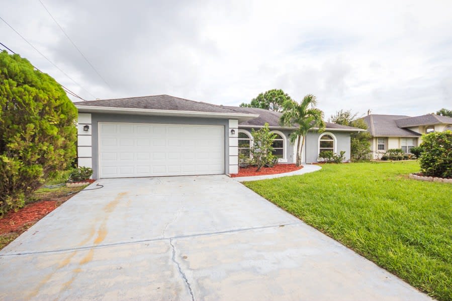 639 SE Dean Ter photo 3
