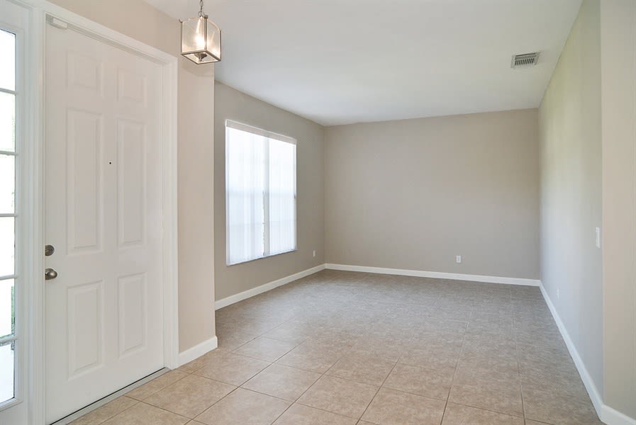 1738 SW Haylake Ave photo 4