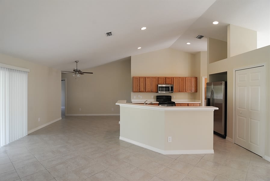 261 NE Granduer Ave photo 4