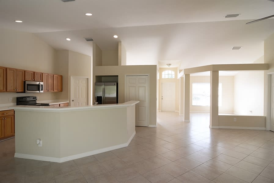 261 NE Granduer Ave photo 3