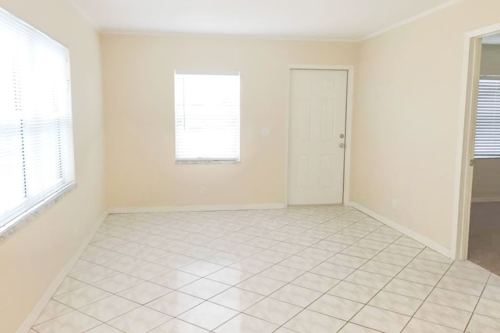 645 Barber Ave photo 3