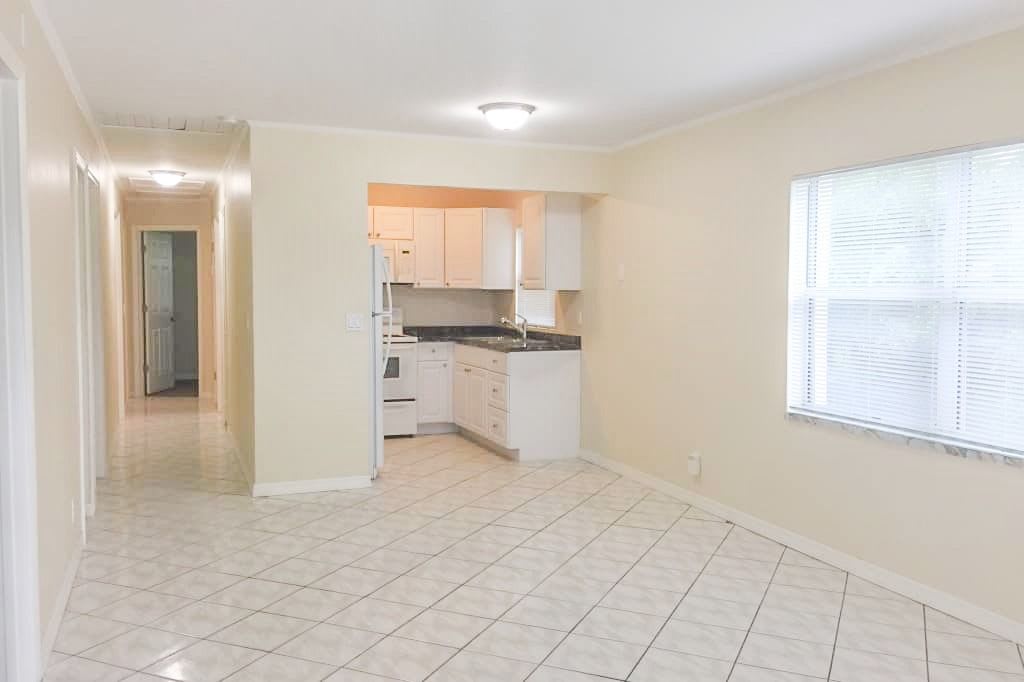 645 Barber Ave photo 4