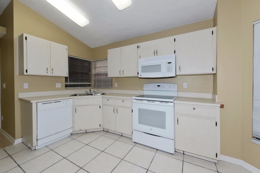 5422 Friarsway Dr photo 4