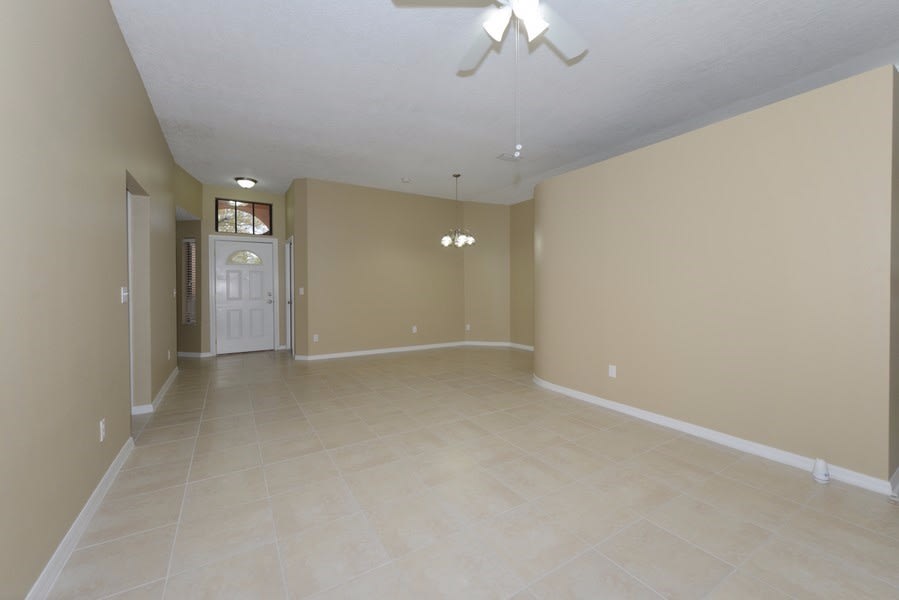 5422 Friarsway Dr photo 2