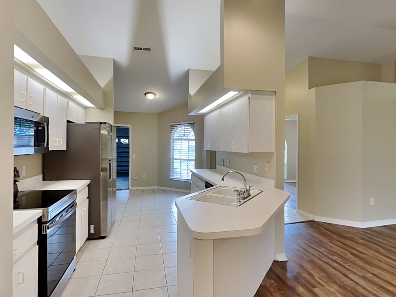 7925 Kaitlin Cir photo 4