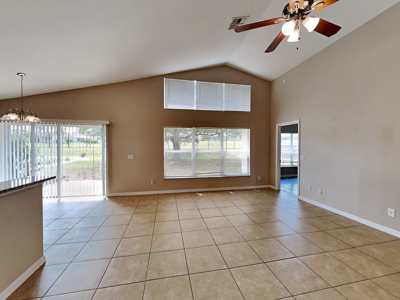 723 Berwick Dr photo 4