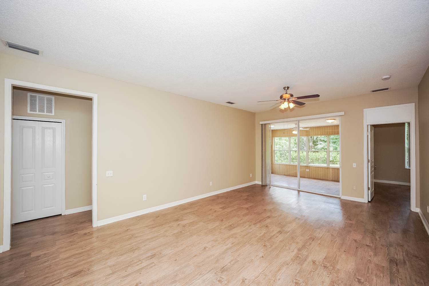 528 Wexford Dr photo 4