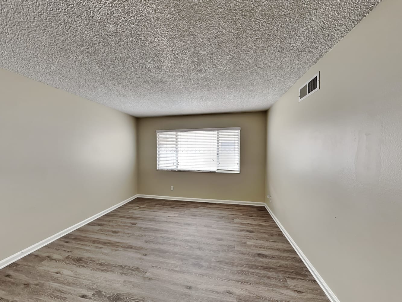 1406 E Elsmere Dr photo 3
