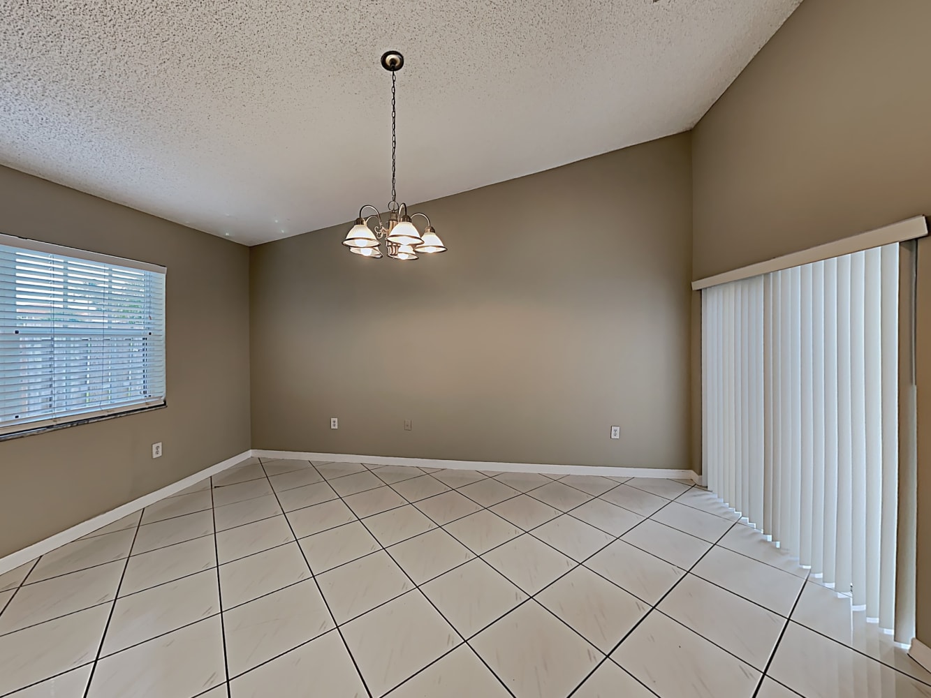 16624 SW 91st Ter photo 4
