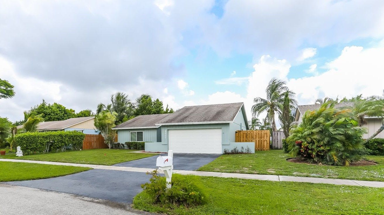 9422 Saddlebrook Dr photo 2