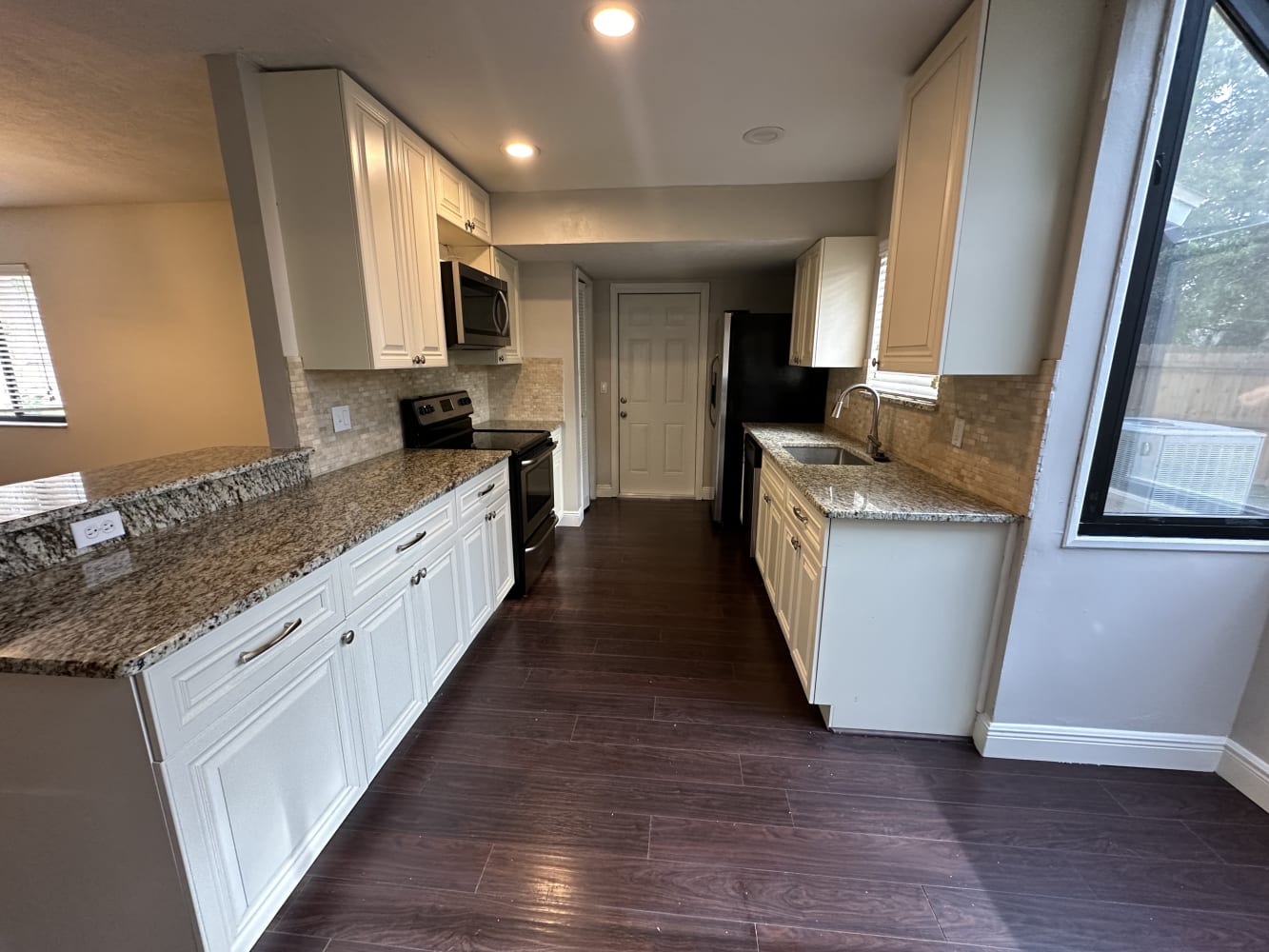3908 Woodglade Cv photo 3