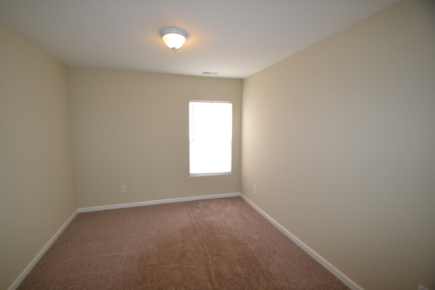 245 Georgetowne Dr photo 4