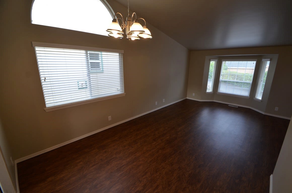 409 Rainbow Pl photo 3