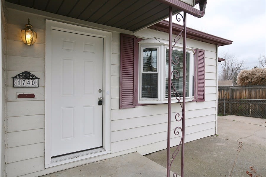 1740 W Crestline Dr photo 2