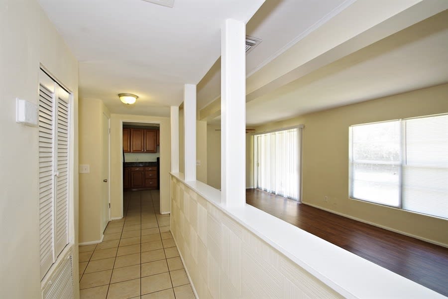 717 Baywood Dr photo 2