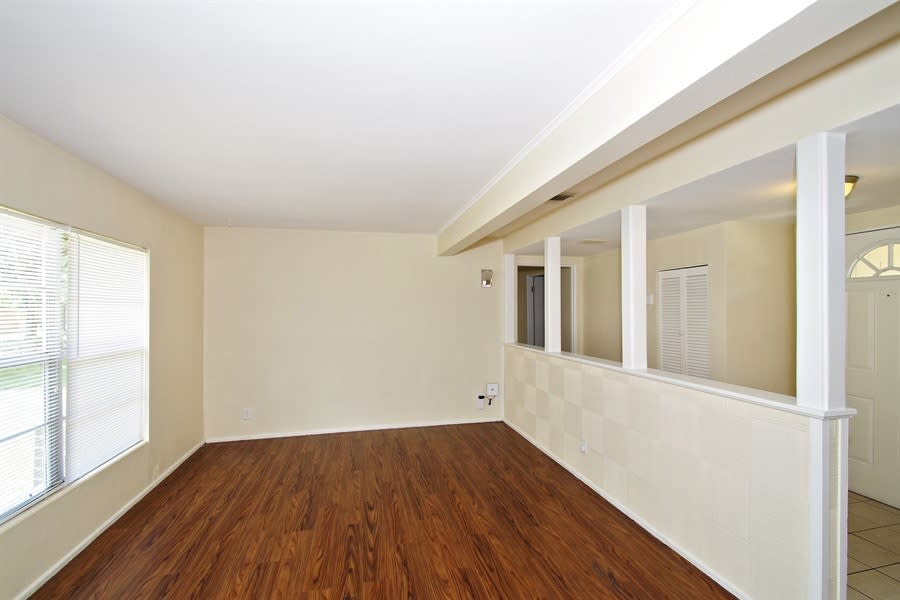 717 Baywood Dr photo 3