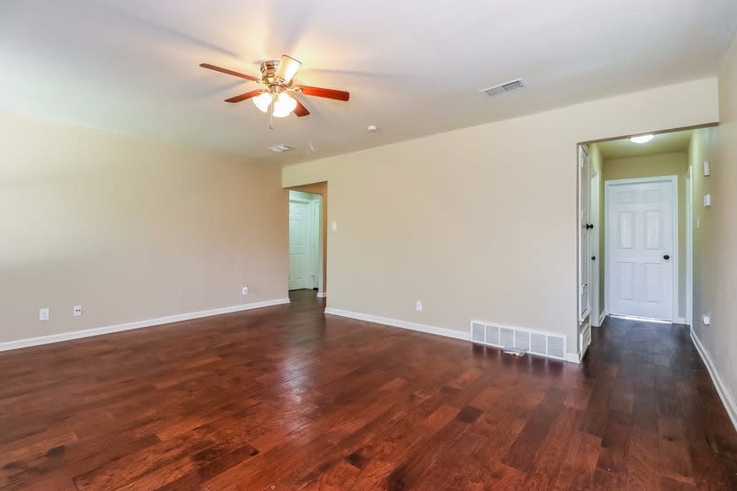 7533 Clover Ln photo 3