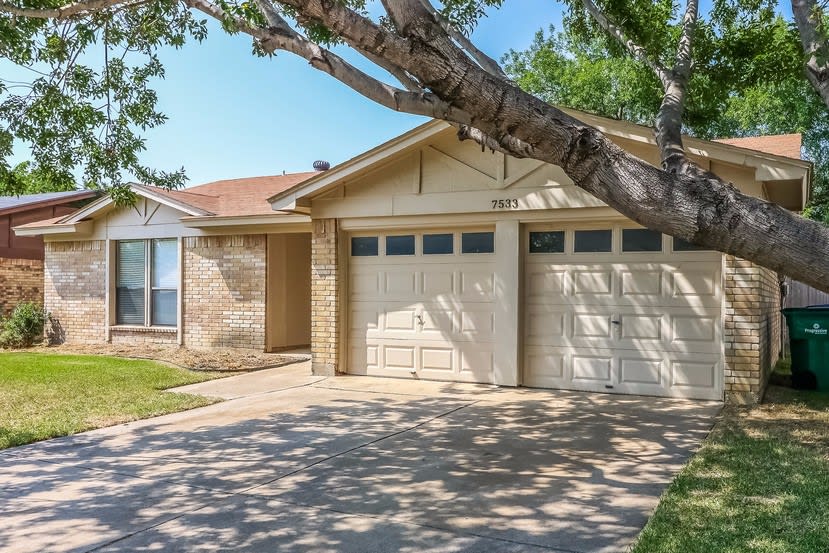 7533 Clover Ln photo 2