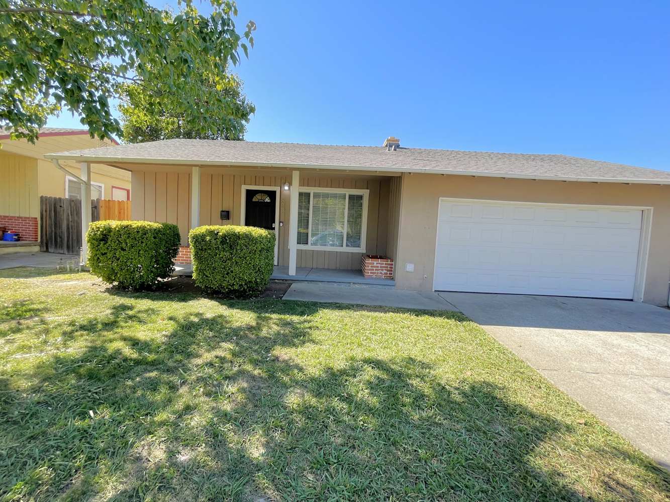 873 Ashwood Ave photo 2