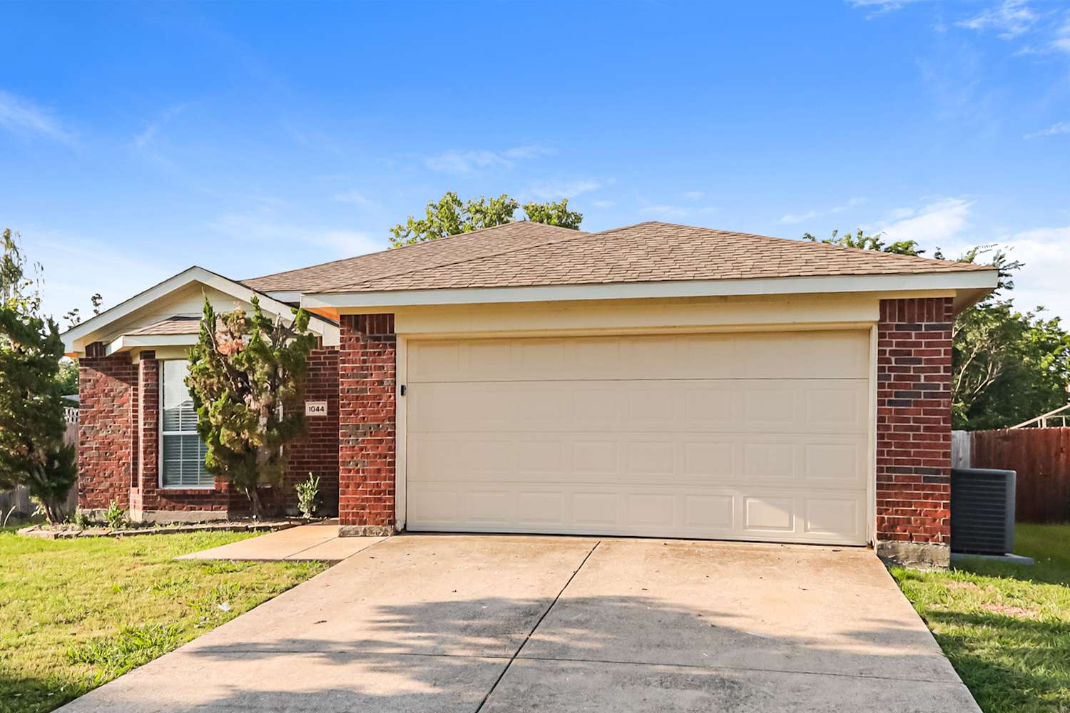 1044 Waterview Dr photo 3