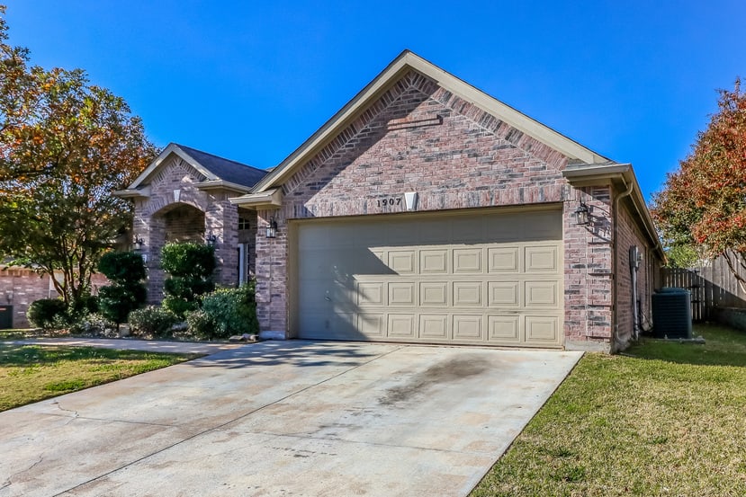 1907 Winter Park Dr photo 2