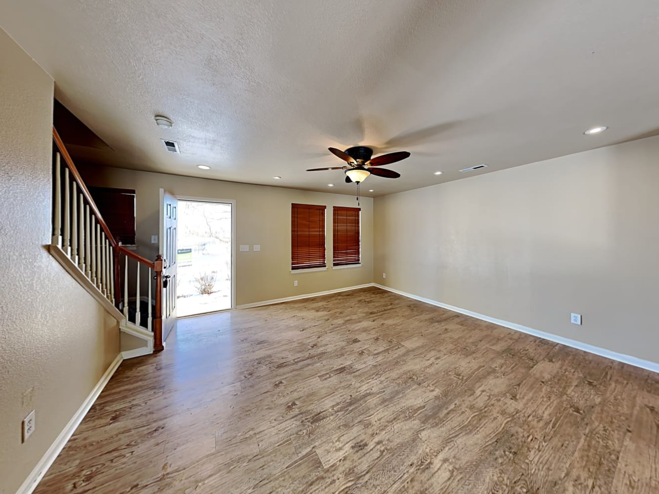 838 Willow Dr photo 4