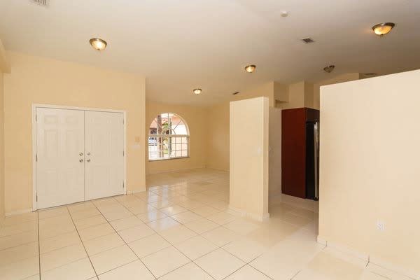 8723 NW 142nd Ln photo 3