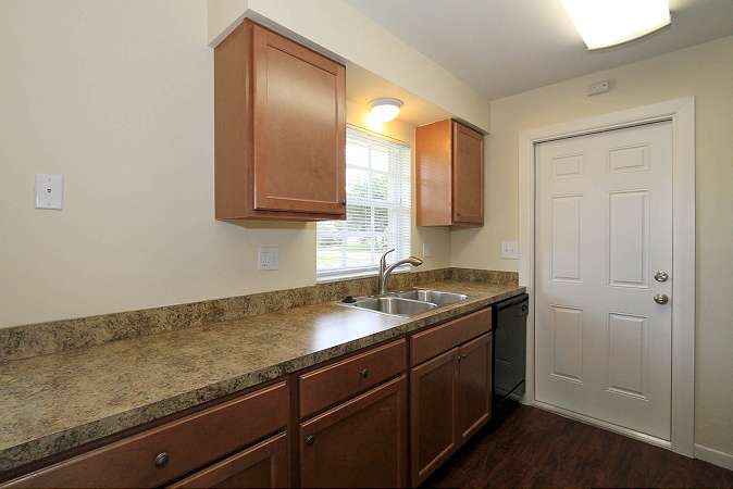 896 McKenny Ave photo 5