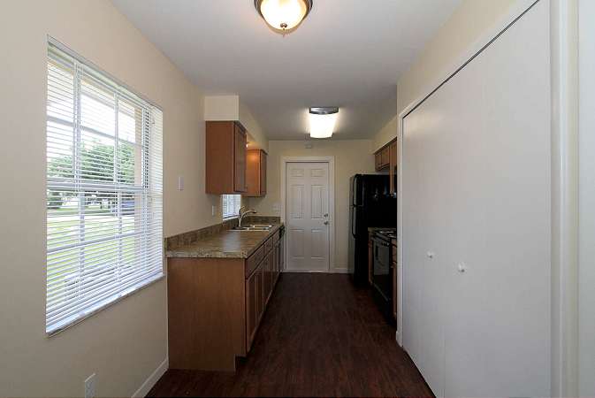 896 McKenny Ave photo 4
