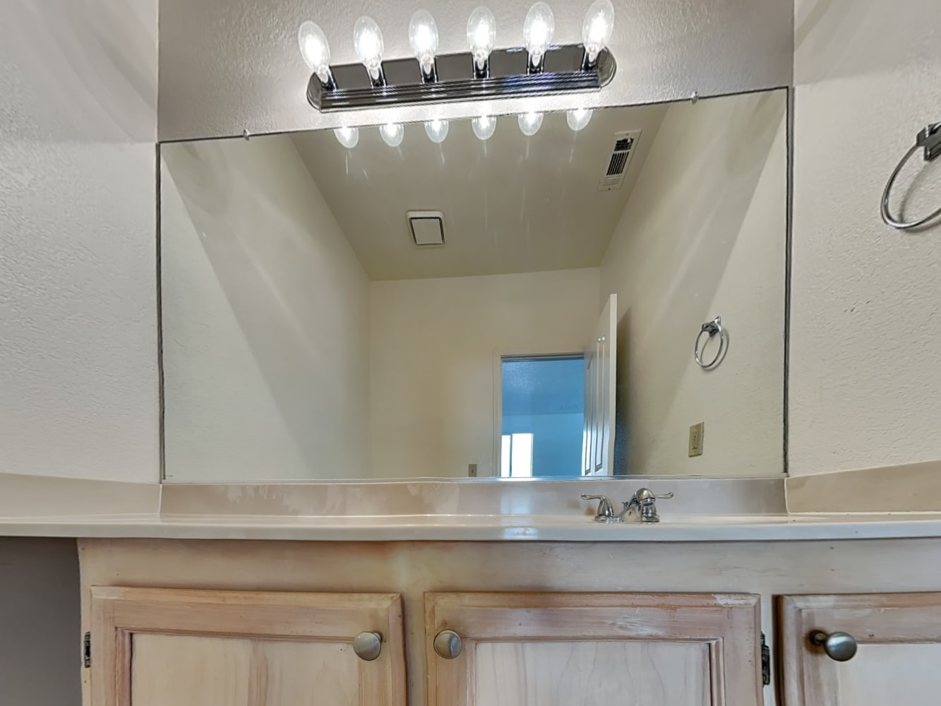 1084 Armsby Way photo 4