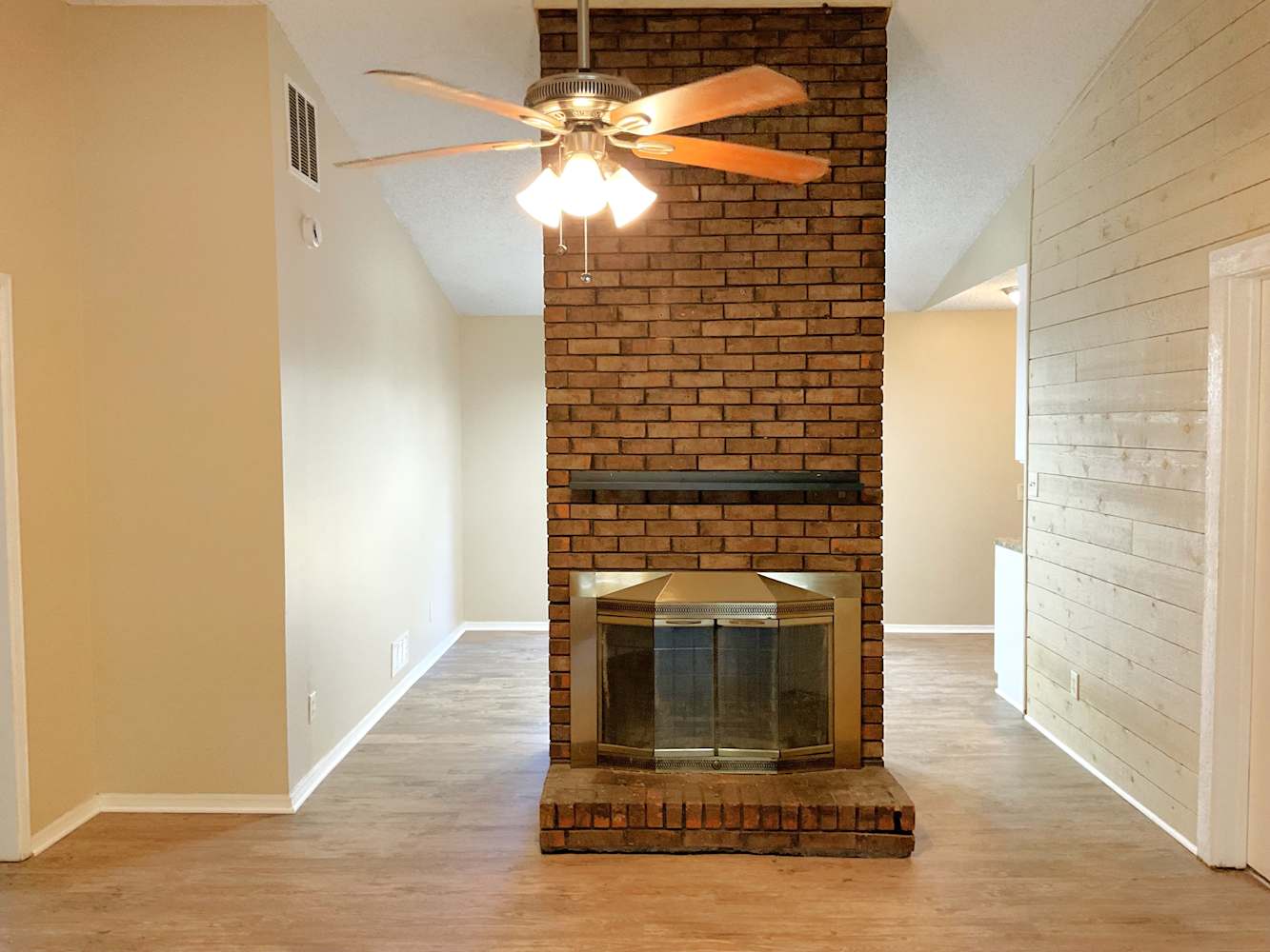 1093 Sandalwood Dr photo 4