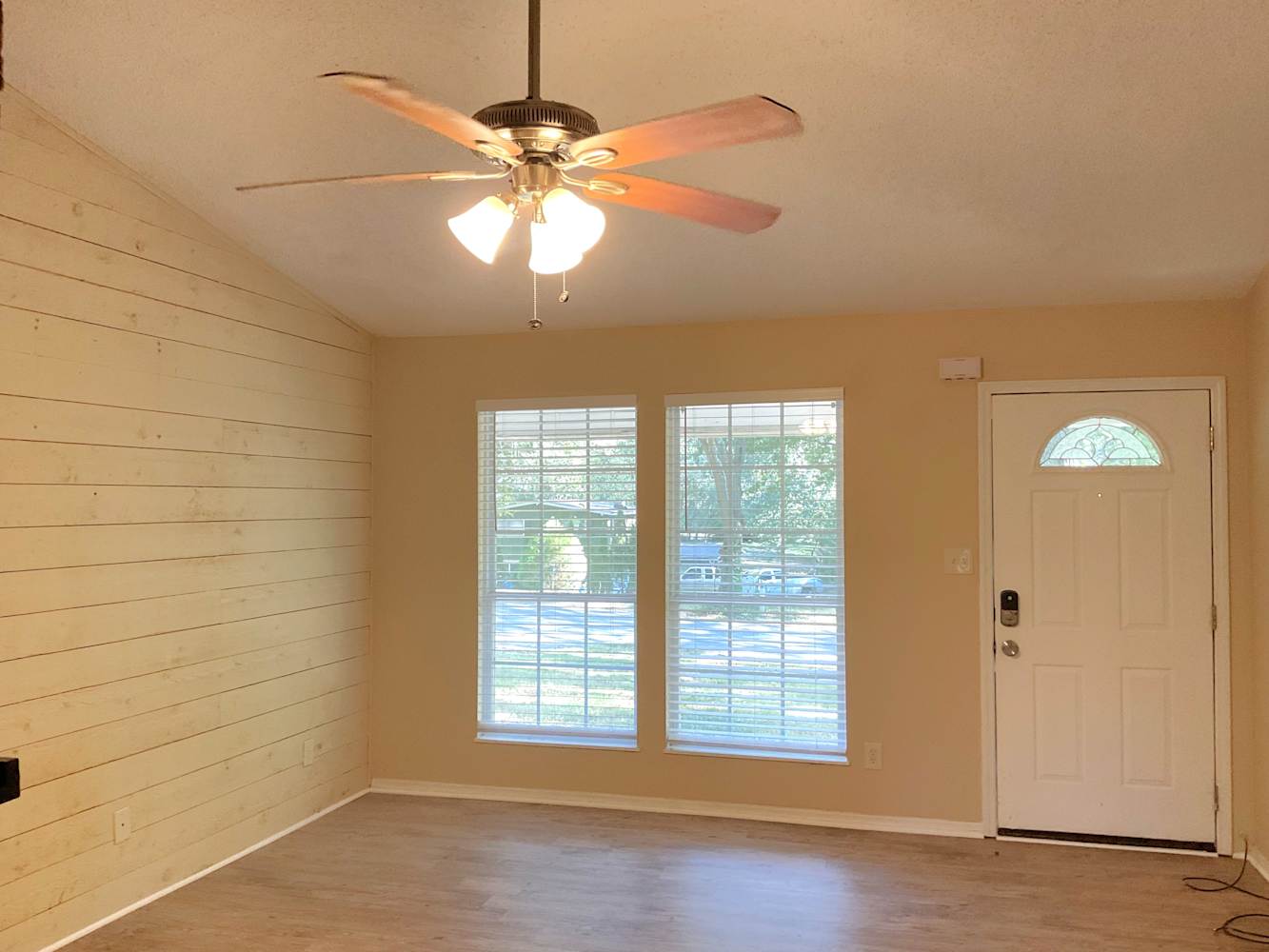 1093 Sandalwood Dr photo 3