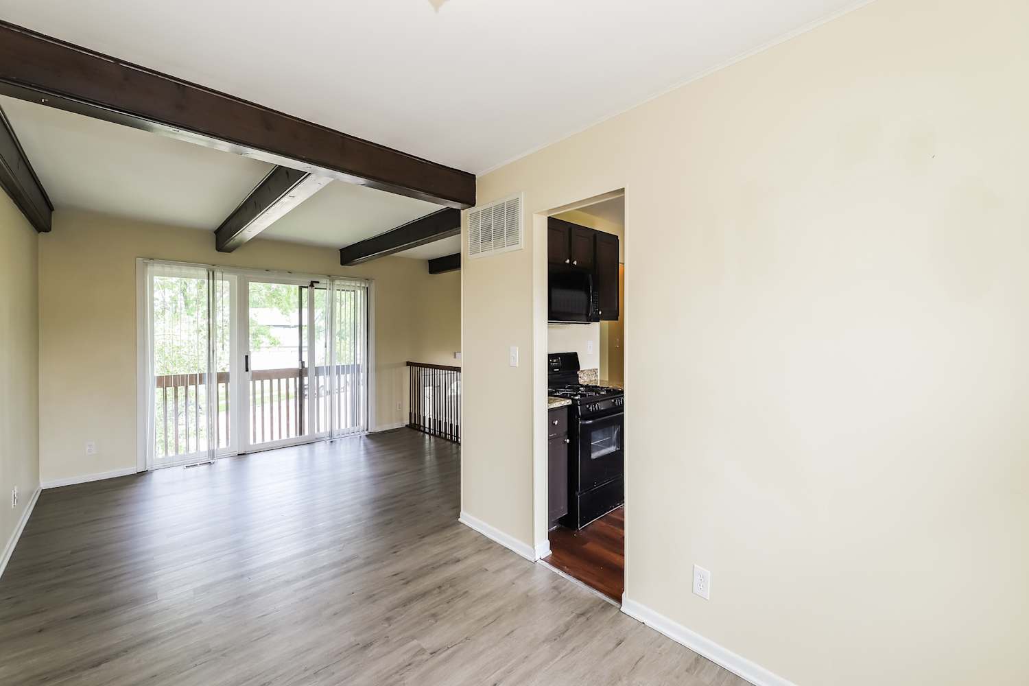 1307 Foxcroft Dr photo 5