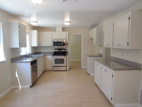 1315 W H St photo 3