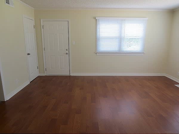 1359 Raymond Dr photo 2