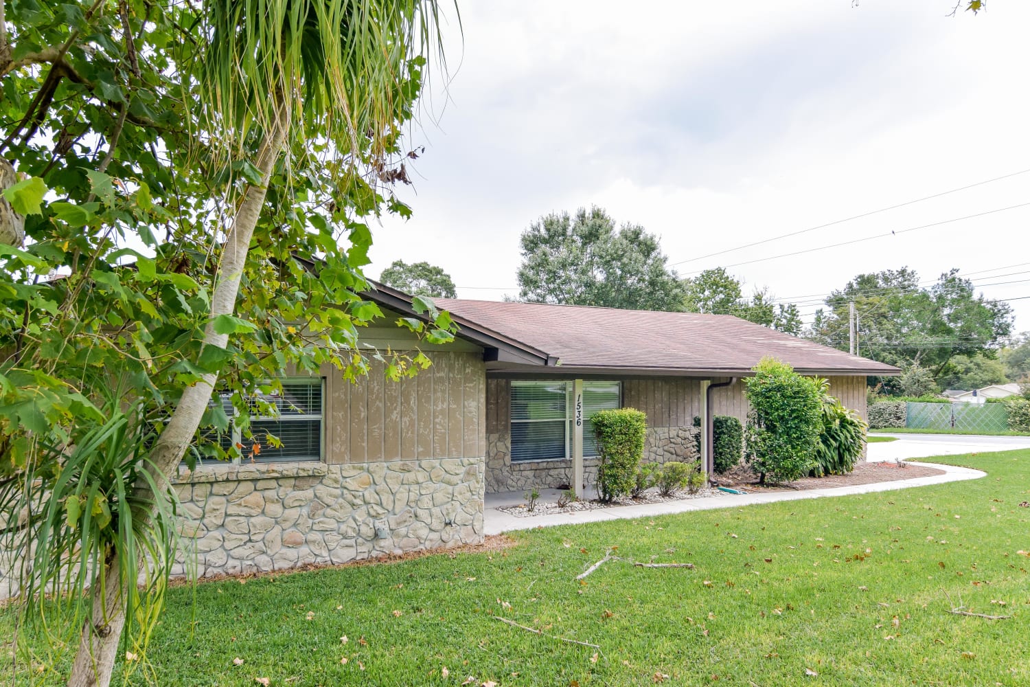 1536 Hallam Ct N photo 3