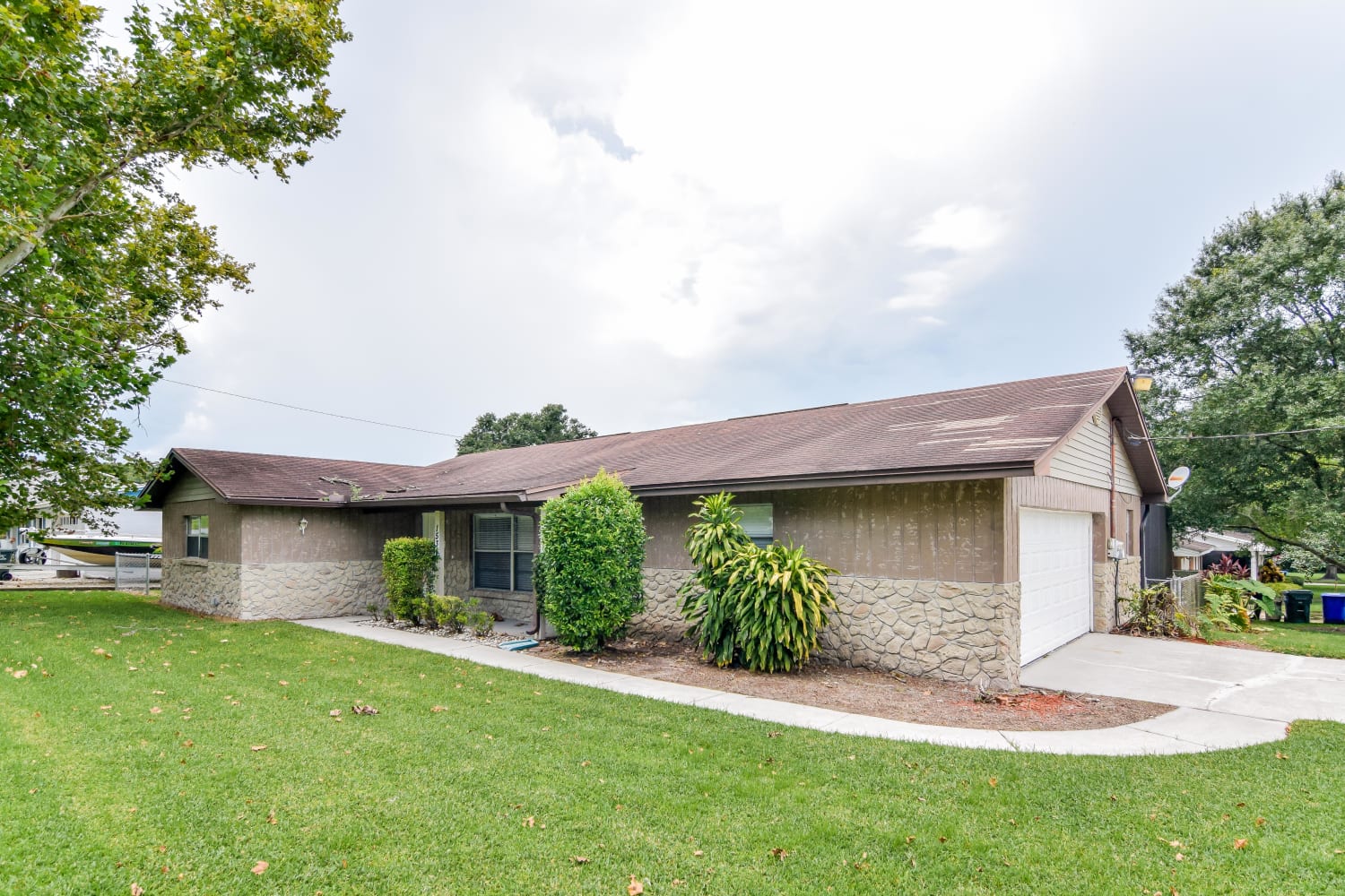 1536 Hallam Ct N photo 2