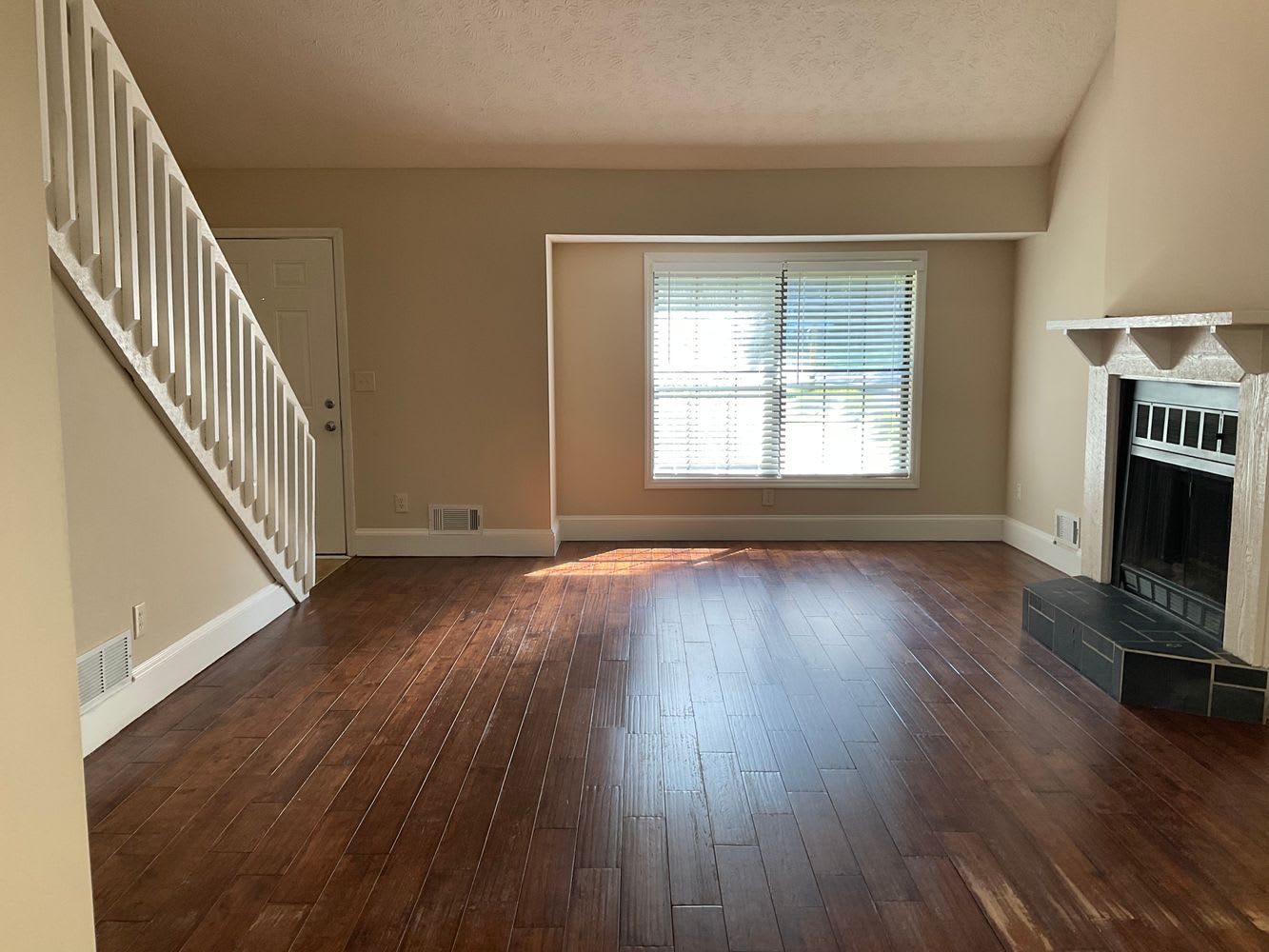 1602 Kings Ridge Dr photo 3
