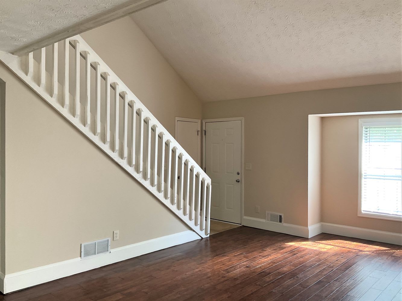 1602 Kings Ridge Dr photo 2