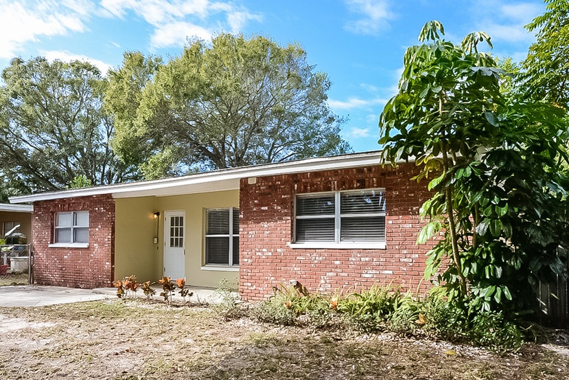 2160 Riviera Dr photo 3