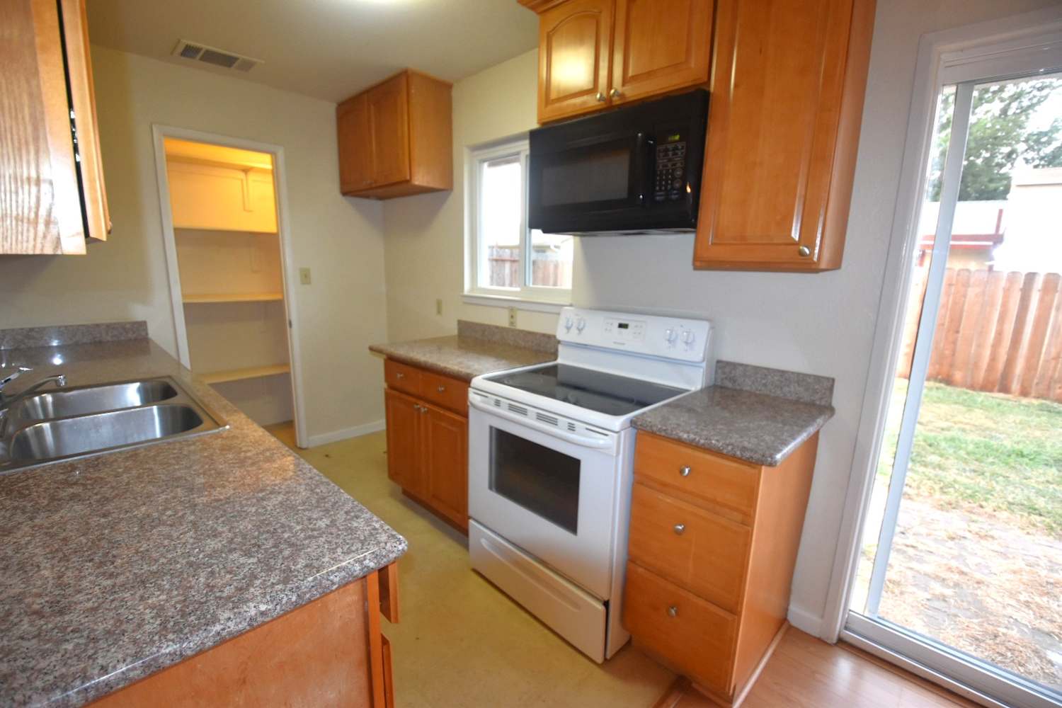 221 Elwood St photo 3