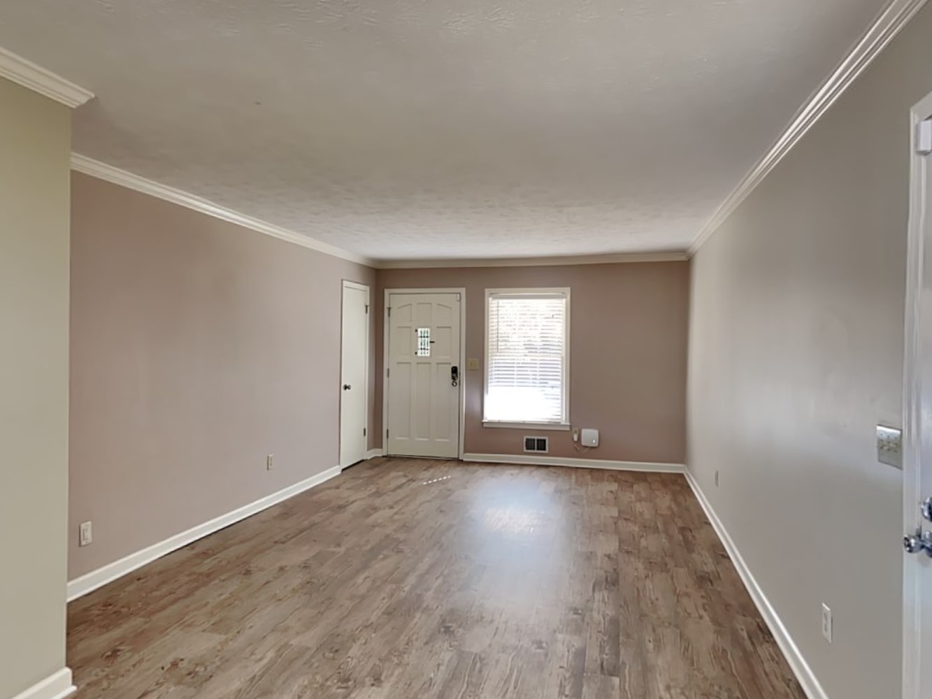 2631 Kings Cir photo 3
