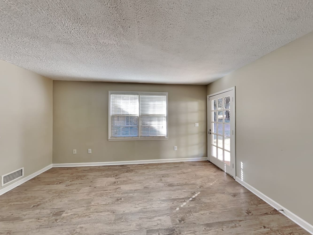 2631 Kings Cir photo 4